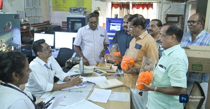 ഗുരുവായൂർ–തൃശൂർ പാസഞ്ചർ ട്രെയിൻ സർവ്വീസ് പുനരാരംഭിച്ചു; ദൃശ്യ ഗുരുവായൂർ  സ്റ്റേഷനിൽ മധുരവിതരണത്തോടെ സ്വാഗതം- Guruvayoor