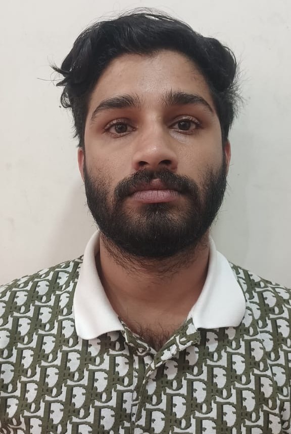 ഡൽഹി പോലീസ് ചമഞ്ഞ് ലക്ഷങ്ങളുടെ തട്ടിപ്പ്; പ്രതി അറസ്റ്റിൽ ഡൽഹി പോലീസ് ചമഞ്ഞ് ലക്ഷങ്ങളുടെ തട്ടിപ്പ്; പ്രതി അറസ്റ്റിൽ