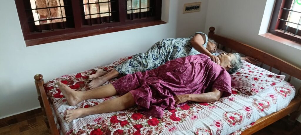 വയോധികരായ സഹോദരിമാർ കൂട്ട ആത്മഹത്യക്ക് ശ്രമിച്ചു; ഒരാൾ മരിച്ചു വയോധികരായ സഹോദരിമാർ കൂട്ട ആത്മഹത്യക്ക് ശ്രമിച്ചു; ഒരാൾ മരിച്ചു