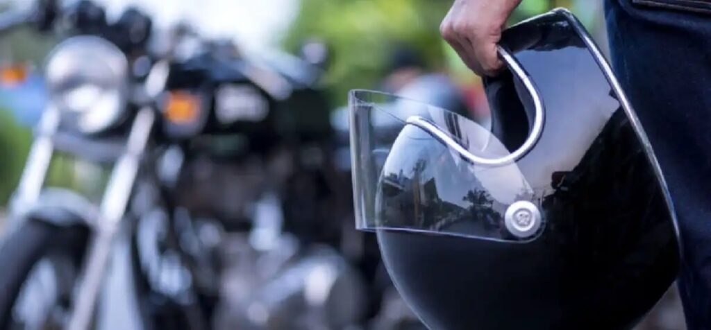 ഏഴ് ദിവസം കൊണ്ട് ഹെൽമറ്റില്ലാത്തതിന് പിഴയടച്ചത് 2.55 കോടി; നിയമലംഘനത്തിനെതിരെ കടുത്ത നിലപാടുമായി പോലീസ് ഏഴ് ദിവസം കൊണ്ട് ഹെൽമറ്റില്ലാത്തതിന് പിഴയടച്ചത് 2.55 കോടി; നിയമലംഘനത്തിനെതിരെ കടുത്ത നിലപാടുമായി പോലീസ്