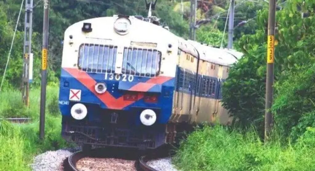 വര്‍ഷങ്ങളായുള്ള ആവശ്യത്തിന് ഒടുവില്‍ പരിഹാരമായി;പാലക്കാട് ജംഗ്ഷൻ-എറണാകുളം ജംഗ്ഷൻ മെമു ട്രെയിനില്‍ നാല് കോച്ചുകൾ സ്ഥിരമായി ഉൾപ്പെടുത്തി