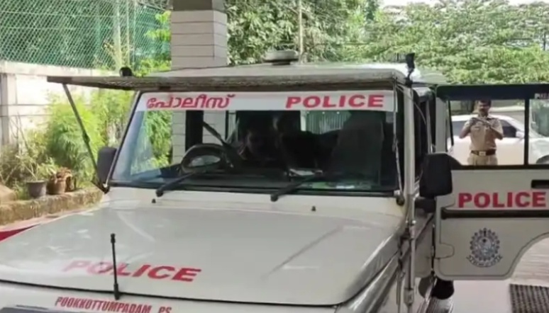 സംസ്ഥാനത്തെ എല്ലാ പോലീസ് സ്റ്റേഷനുകള്ക്കും ഡിജിപിയുടെ നിര്ദേശം; ‘പൊലീസുകാര് പിരിക്കുന്ന പണത്തില് സുതാര്യത വേണം’ സംസ്ഥാനത്തെ എല്ലാ പോലീസ് സ്റ്റേഷനുകള്ക്കും ഡിജിപിയുടെ നിര്ദേശം; ‘പൊലീസുകാര് പിരിക്കുന്ന പണത്തില് സുതാര്യത വേണം’