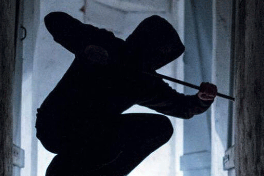 പോലീസ് കോട്ടേഴ്സിൽ പട്ടാപ്പകൽ  മോഷണം;5 പവനും 50,000 രൂപയും മോഷണം പോയി