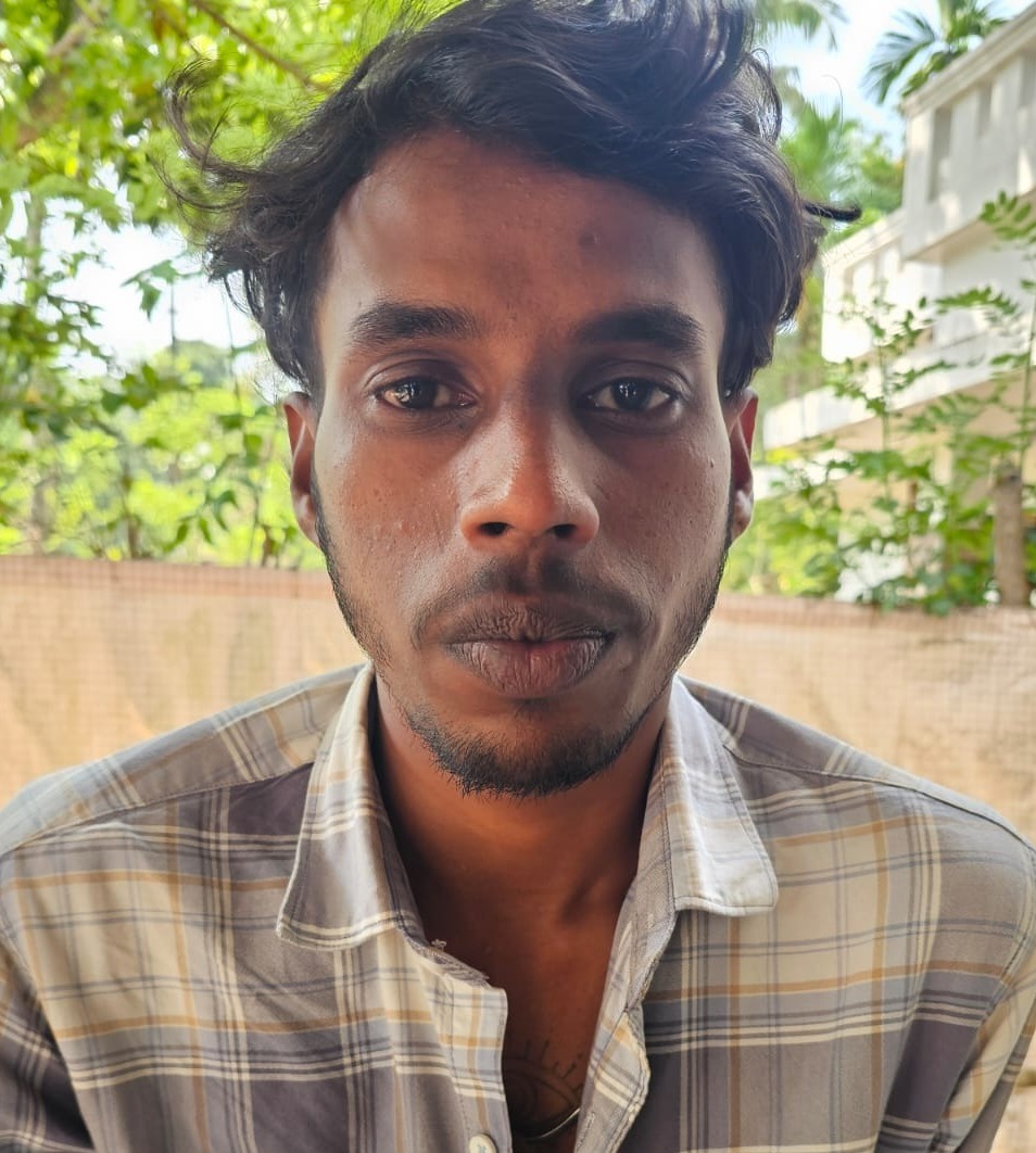 യുവാവിനെ തട്ടിക്കൊണ്ടുപോയി മർദിച്ച് മൊബൈൽ ഫോൺ കവർന്ന കേസിൽ ഒളിവിലായിരുന്ന പ്രതി അറസ്റ്റിൽ യുവാവിനെ തട്ടിക്കൊണ്ടുപോയി മർദിച്ച് മൊബൈൽ ഫോൺ കവർന്ന കേസിൽ ഒളിവിലായിരുന്ന പ്രതി അറസ്റ്റിൽ
