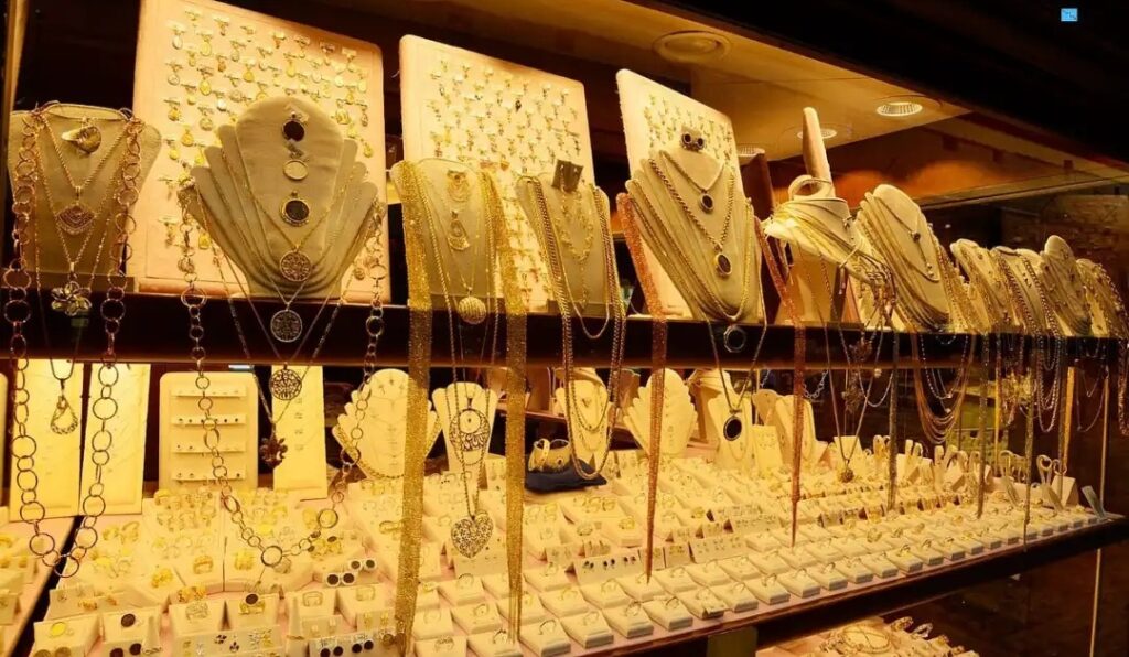 യുദ്ധഭീതിക്കിടെ സ്വര്ണവും വീഴുന്നു; ഇന്ന് വൈകീട്ട് പവന് 1,760 കുറഞ്ഞു യുദ്ധഭീതിക്കിടെ സ്വര്ണവും വീഴുന്നു; ഇന്ന് വൈകീട്ട് പവന് 1,760 കുറഞ്ഞു