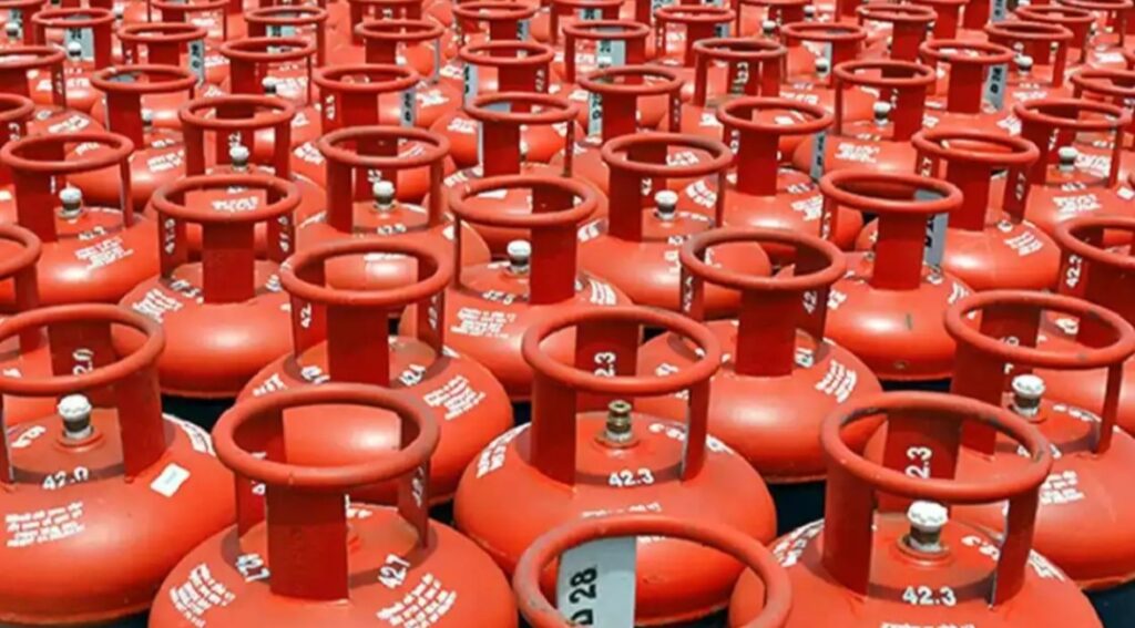 കുതിച്ചുയര്‍ന്ന് പാചകവാതക വില; ഗാര്‍ഹിക സിലിണ്ടറിന് 60 രൂപ കൂട്ടി