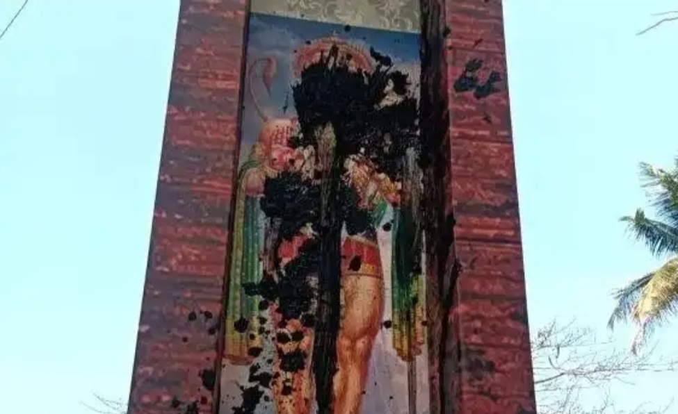 തൃപ്രയാര്‍ ക്ഷേത്ര പുഴക്കരയിലെ ദീപസ്തംഭവും അലങ്കാരഗോപുരവും വികൃതമാക്കിയ നിലയില്‍