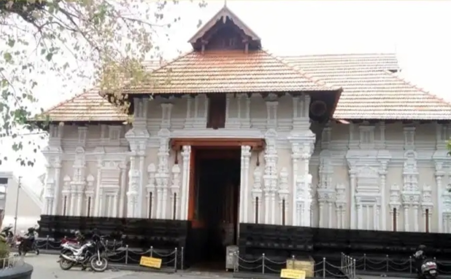 ഇരിങ്ങാലക്കുട കൂടല്‍മാണിക്യം ക്ഷേത്രത്തിലെ ജാതി വിവേചനം; പൂജാ കാര്യങ്ങളില്‍ നിന്നും തന്ത്രി കുടുംബങ്ങള്‍ വിട്ടു നിന്നു, ഉത്സവവുമായി ഇവര്‍ സഹകരിച്ചേക്കില്ലെന്ന് റിപ്പോര്‍ട്ട്