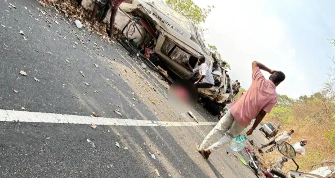 വാൽപ്പാറയിൽ മിനിവാൻ കൊക്കയിലേക്ക് മറിഞ്ഞ് 8 അധ്യാപകർക്ക് ദാരുണാന്ത്യം