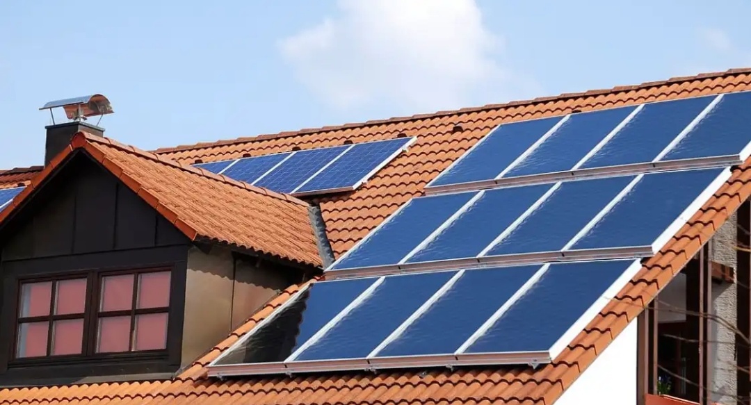 വീട്ടില്‍ സോളാര്‍ സ്ഥാപിക്കാനൊരുങ്ങുകയാണോ? ലാഭകരമാകാന്‍ നിങ്ങള്‍ അറിഞ്ഞിരിക്കണം ഇക്കാര്യങ്ങള്‍