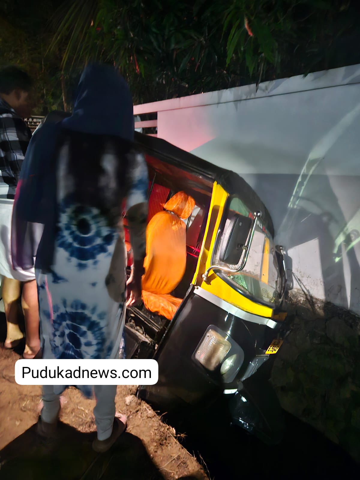 മറ്റത്തൂർ കോടാലിയിൽ ഓട്ടോ നിയന്ത്രണം തെറ്റി ഓവ് ചാലിലേക്ക് മറിഞ്ഞു.