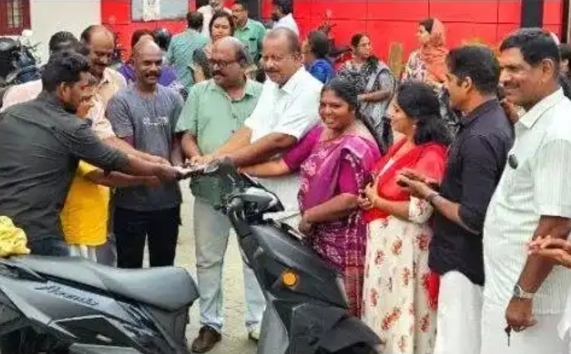 എം.എല്‍.എയുടെ ഫേസ്ബുക്ക് പോസ്റ്റ് തുണയായി;മുണ്ടത്തിക്കോട് അപകടത്തില്‍ പരിക്കേറ്റ ഹരിക്ക് സ്കൂട്ടർ നൽകി