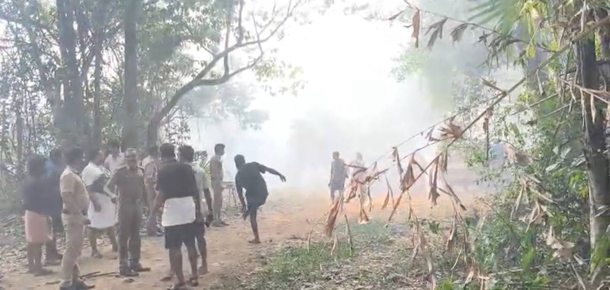 തിരുവമ്പാടി വിഭാഗത്തിന്റെ വെടിക്കെട്ട് പുരയില് പൊട്ടിത്തെറി. നാല് പേർക്ക് ദാരുണാന്ത്യം തിരുവമ്പാടി വിഭാഗത്തിന്റെ വെടിക്കെട്ട് പുരയില് പൊട്ടിത്തെറി. നാല് പേർക്ക് ദാരുണാന്ത്യം