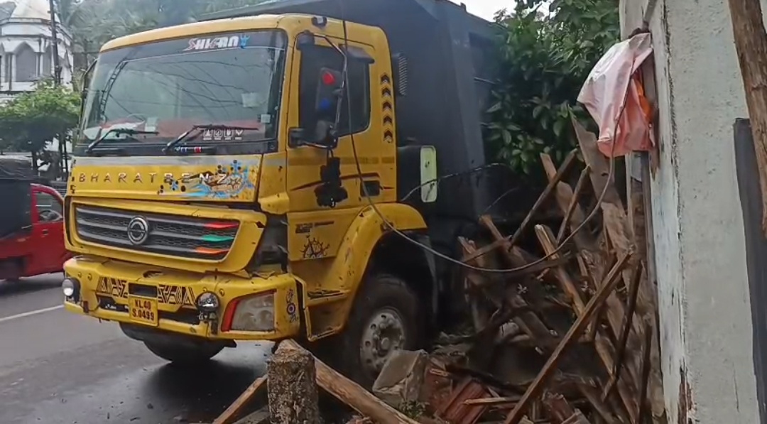 നിയന്ത്രണം വിട്ട ടോറസ് ലോറി കടയിലേക്ക് ഇടിച്ചുകയറി
