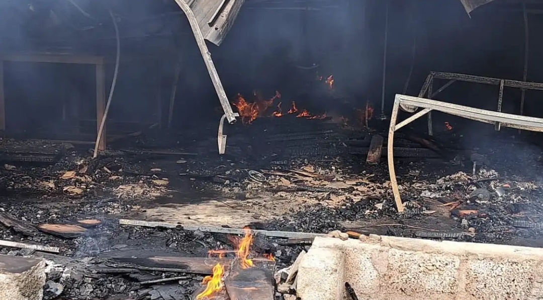 ചാലക്കുടിയില് കിടക്കക്കമ്പനി കത്തി നശിച്ചു; 10 കോടി രൂപയുടെ നഷ്ടം, ദുരൂഹത ആരോപിച്ച് ഉടമ ചാലക്കുടിയില് കിടക്കക്കമ്പനി കത്തി നശിച്ചു; 10 കോടി രൂപയുടെ നഷ്ടം, ദുരൂഹത ആരോപിച്ച് ഉടമ