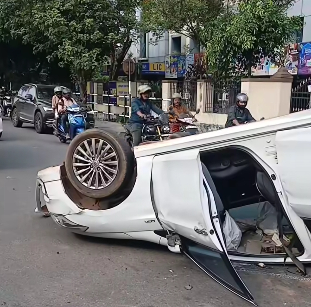 കാർ തലകീഴായി മറിഞ്ഞു; യാത്രക്കാർ പരിക്കേൽക്കാതെ രക്ഷപ്പെട്ടു കാർ തലകീഴായി മറിഞ്ഞു; യാത്രക്കാർ പരിക്കേൽക്കാതെ രക്ഷപ്പെട്ടു