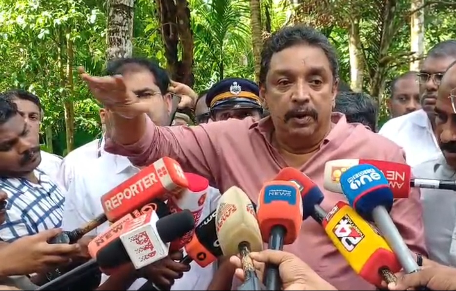 കാട്ടാന ആക്രമണത്തിൽ കൊല്ലപ്പെട്ട മോഹനൻ്റെ വീട് മന്ത്രി ഷിബു ബേബി ജോൺ സന്ദർശിച്ചു