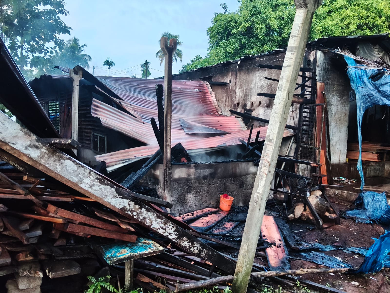 മറ്റത്തൂർ ചാഴിക്കാട് ഫർണീച്ചർ നിർമ്മാണ കമ്പനിയിൽ തീപിടുത്തം മറ്റത്തൂർ ചാഴിക്കാട് ഫർണീച്ചർ നിർമ്മാണ കമ്പനിയിൽ തീപിടുത്തം