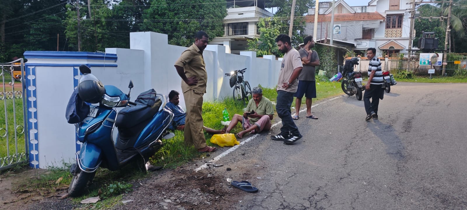 കാറും സ്കൂട്ടറും കൂട്ടിയിടിച്ച് 2 പേര്ക്ക് പരിക്കേറ്റു കാറും സ്കൂട്ടറും കൂട്ടിയിടിച്ച് 2 പേര്ക്ക് പരിക്കേറ്റു