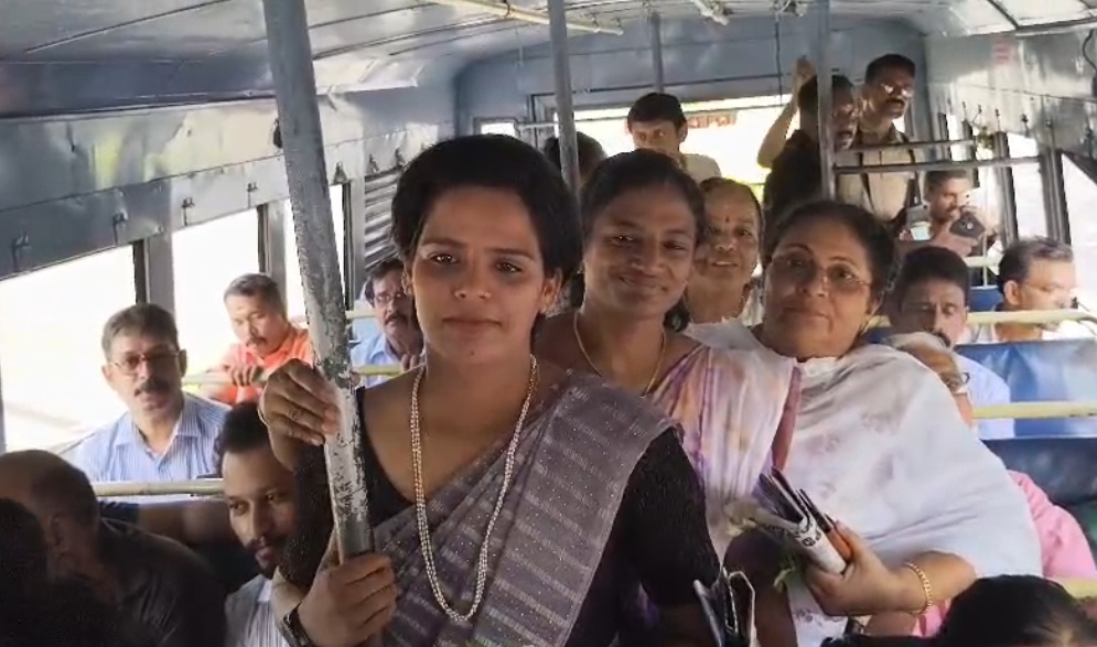 പ്രിയദർശിനി സൗജന്യ യാത്രാ പദ്ധതിയുടെ ആദ്യ ദിനം ആഘോഷമാക്കി സ്ത്രീകള് പ്രിയദർശിനി സൗജന്യ യാത്രാ പദ്ധതിയുടെ ആദ്യ ദിനം ആഘോഷമാക്കി സ്ത്രീകള്