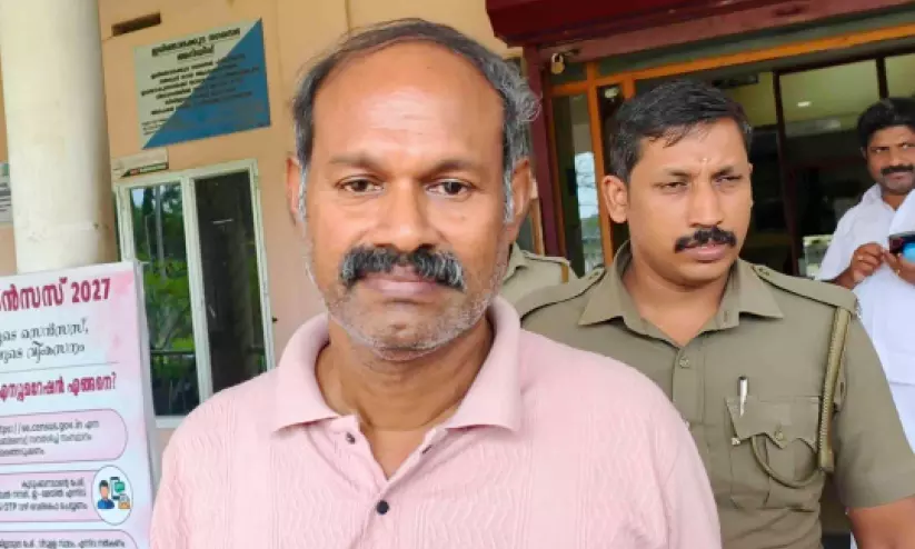 ഇരിങ്ങാലക്കുട നഗരസഭയിലെ ഒരു കോടിയോളം രൂപയുടെ തട്ടിപ്പ്: കാഷ്യറെ എത്തിച്ച് തെളിവെടുത്തു ഇരിങ്ങാലക്കുട നഗരസഭയിലെ ഒരു കോടിയോളം രൂപയുടെ തട്ടിപ്പ്: കാഷ്യറെ എത്തിച്ച് തെളിവെടുത്തു