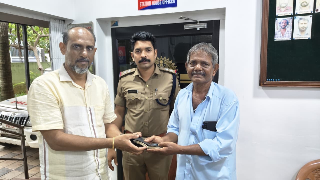 ഇരുപത്തിആറായിരം രൂപയടങ്ങിയ പേഴ്സ് ഉടമസ്ഥന് തിരിച്ചേല്പിച്ച് ലോട്ടറി കച്ചവടക്കരൻ മാതൃകയായി ഇരുപത്തിആറായിരം രൂപയടങ്ങിയ പേഴ്സ് ഉടമസ്ഥന് തിരിച്ചേല്പിച്ച് ലോട്ടറി കച്ചവടക്കരൻ മാതൃകയായി