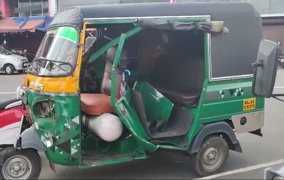 ആമ്പല്ലൂർ സെന്ററിൽ ഓട്ടോറിക്ഷയും പിക്കപ്പ് വാനും കൂട്ടിയിടിച്ച് അപകടം ആമ്പല്ലൂർ സെന്ററിൽ ഓട്ടോറിക്ഷയും പിക്കപ്പ് വാനും കൂട്ടിയിടിച്ച് അപകടം
