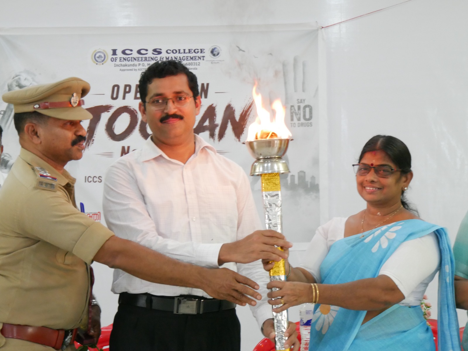 ലഹരിക്കെതിരെ കൈകോർത്ത് വിദ്യാർത്ഥികളും നാടും; മുപ്ലിയത്ത് ബോധവത്കരണ പരിപാടിയും പ്രതിജ്ഞയും സംഘടിപ്പിച്ചു ലഹരിക്കെതിരെ കൈകോർത്ത് വിദ്യാർത്ഥികളും നാടും; മുപ്ലിയത്ത് ബോധവത്കരണ പരിപാടിയും പ്രതിജ്ഞയും സംഘടിപ്പിച്ചു