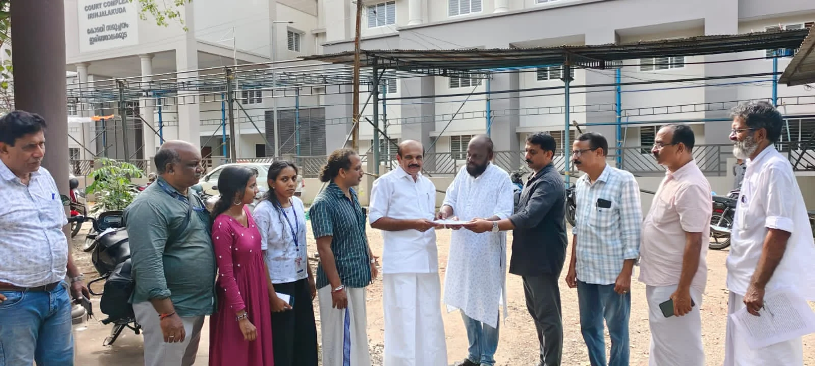 ഇരിഞ്ഞാലക്കുട ഐടിയു ബാങ്കിലെ നിക്ഷേപകരെ അവഹേളിച്ചുവെന്ന വാര്ത്ത റിപ്പോര്ട്ട് ചെയ്യാനെത്തിയ മാധ്യമപ്രവര്ത്തകരെ കേയ്യറ്റം ചെയ്ത യൂത്ത് കോണ്ഗ്രസിനെതിരെ പരാതിയുമായി പ്രസ്ക്ലബ്ബ് ഇരിഞ്ഞാലക്കുട ഐടിയു ബാങ്കിലെ നിക്ഷേപകരെ അവഹേളിച്ചുവെന്ന വാര്ത്ത റിപ്പോര്ട്ട് ചെയ്യാനെത്തിയ മാധ്യമപ്രവര്ത്തകരെ കേയ്യറ്റം ചെയ്ത യൂത്ത് കോണ്ഗ്രസിനെതിരെ പരാതിയുമായി പ്രസ്ക്ലബ്ബ്